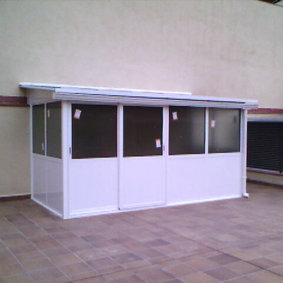 cerramiento con vidrio y panel sandwich según necesidad del cliente