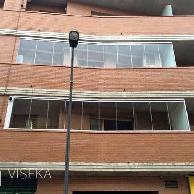 Balcón con cerramientos de cristal invisibles