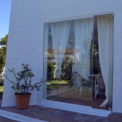 CERRAMIENTO DE PORCHE EN ROCHE