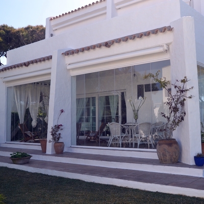 CERRAMIENTO DE PORCHE EN ROCHE