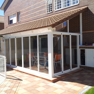 CERRAMIENTO EN HOJAS CORREDERAS EN ALUMINIO LACADO BLANCO