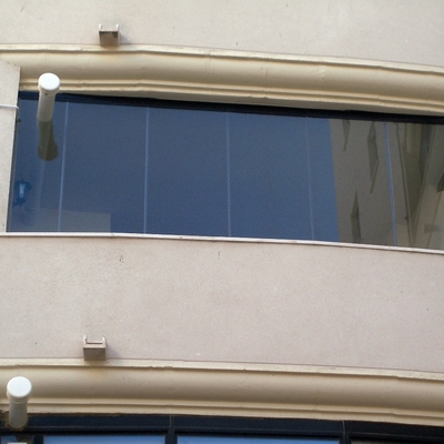 CERRAMIENTO SIN PERFILES COLOR NEGRO