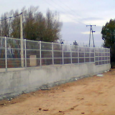 Cerramiento sobre muro de hormigon con paneles eléctrosoldados