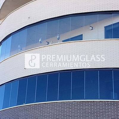 Vista exterior de cortinas de cristal