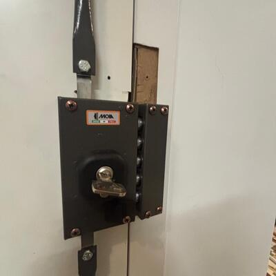Instalación de cerradura de seguridad en puerta