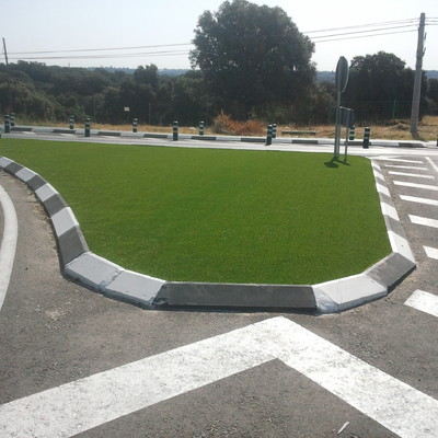 césped artificial ecocestal en rotonda de Boadilla de Monte