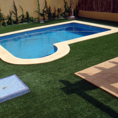 Césped artificial en piscina