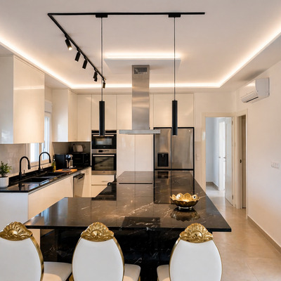 Instalación de iluminación en cocina con carril de focos y LED perimetral en vivienda en Málaga