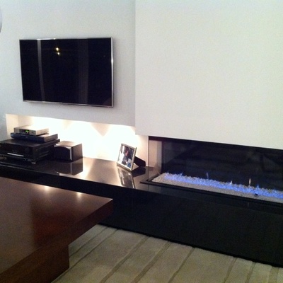 CHIMENEA A GAS CON CRISTAL LATERAL Y BANCAD EN GRANITO