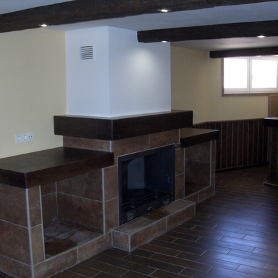 chimenea con leñera