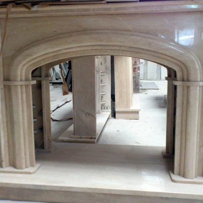 Chimenea de arco en travertino