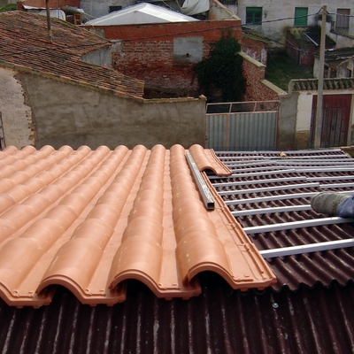 Cobertura de teja mixta roja sobre rastrel de p.v.c