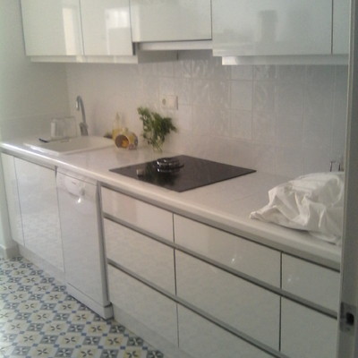 Cocina alto brillo.