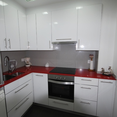 cocina encimera roja