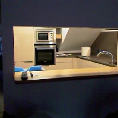 Cocina con barra abierta al salón