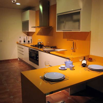 Cocina con barra desayuno