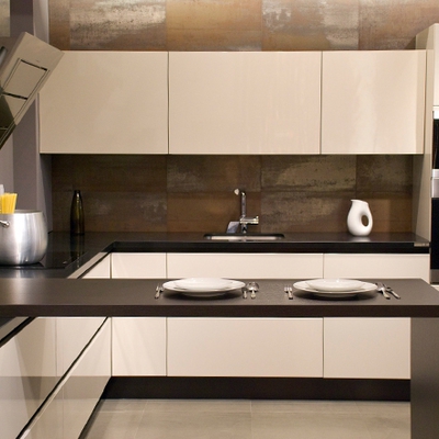 Cocina con mesa transición del banco de cocina