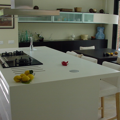 Cocina con mobiliario lacado brillo combinado con madera teñida de wengé