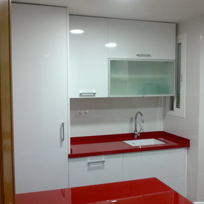 Cocina blanca y roja moderna