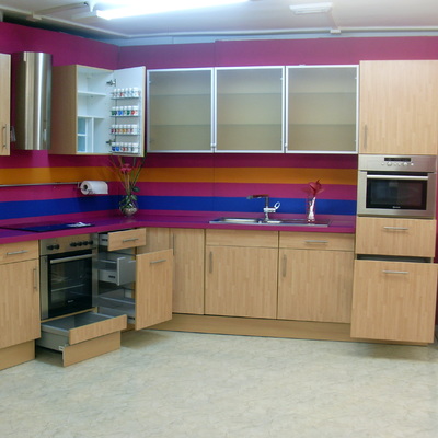 COCINA DE MADERA DE HAYA + SILESTONE MAGENTA ENERGY
