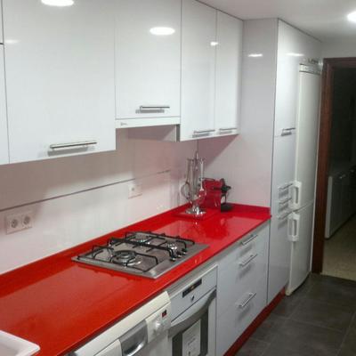 Cocina roja y blanca