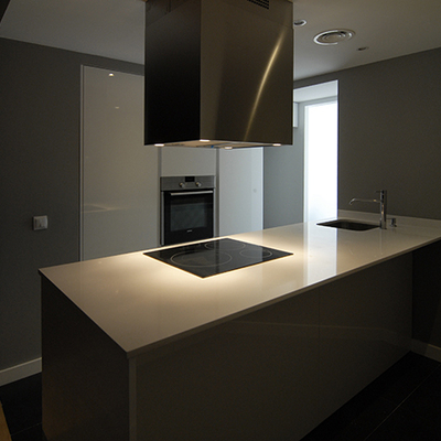 Cocina en península y campana decorativa