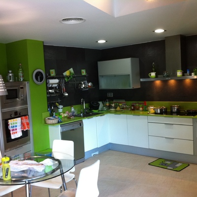 cocina en silestone i pizarra natural.