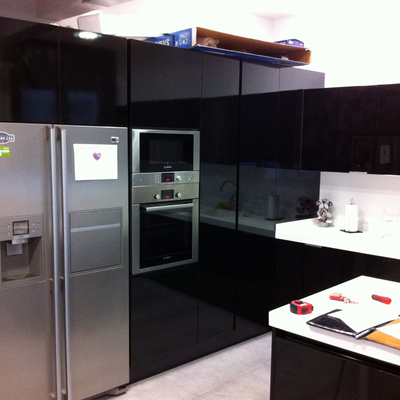 Cocina estratificado negro brillo con gola y redapies a juego