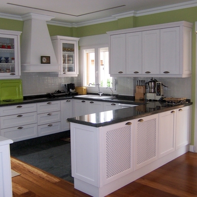 Cocina funcional en blanco sucio. 