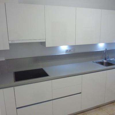Cocina instalada en Tenerife, blanco brillo con tirador de gola.