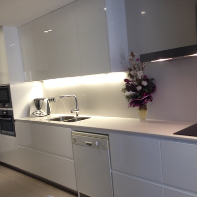 cocina lacada brillante y mueble de 80