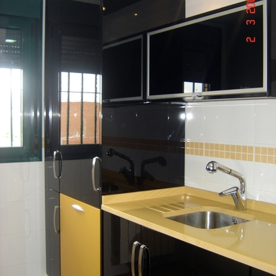 Cocina lacada en negro de alto brillo