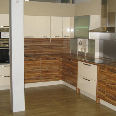 Cocina moderna crema laca brillo con Zebrano