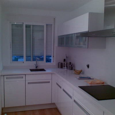 cocina montada en blanco alto brillo con silestone blanco zeus