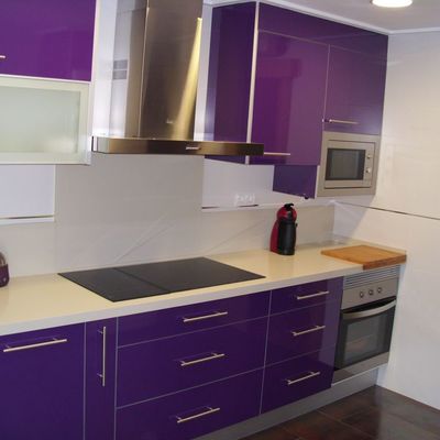 Cocina morada moderna