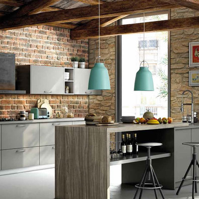 Cocina con pared de piedra y ladrillo