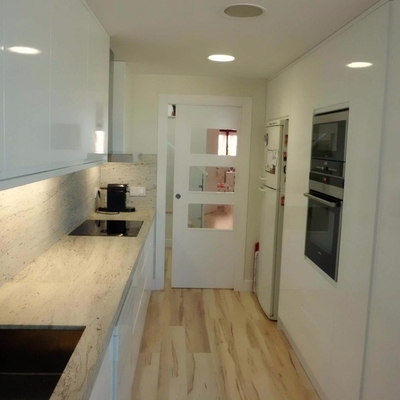 Cocina, puerta corredera, tarima Meister