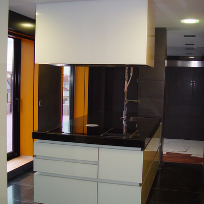 Cocina tirador gola y puertas en cristal