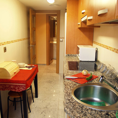 Cocina totalmente reformada con encimera de granito del piso reformado en Barrio Delicias