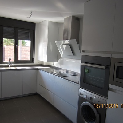 Cocina laminada brillo con entrecalle en blanco