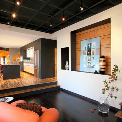 Cocina con suelos de madera 