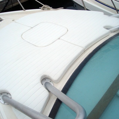 colchonetas de solarium de propa de un yate