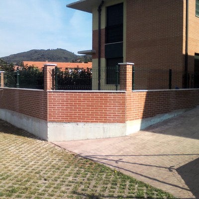 colocacion de albardilla y cerramiento verde rigido