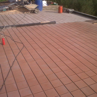 colocación de baldosa en terraza