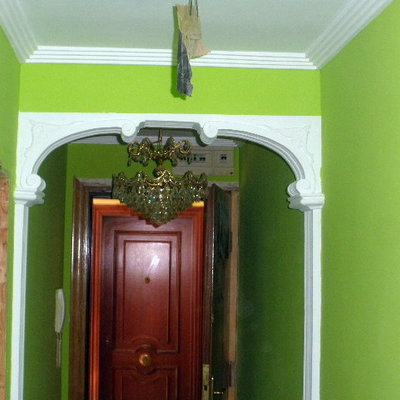 Colocación de falsos techos de escayola, moldura, arco de escayola y pintura