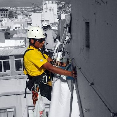 Colocación de lonas de publicidad