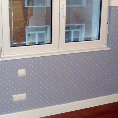 COLOCACIÓN DE PAPEL PINTADO Y LACADO DE ZÓCALO Y RODAPIES