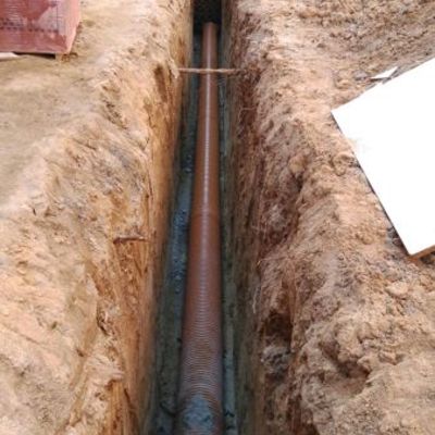 colocación de tubería de saneamiento en zanja
