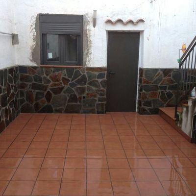 Colocación de ventana y zócalo de piedra 