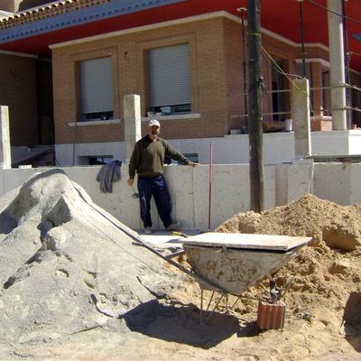 colocando zocalo de piedra